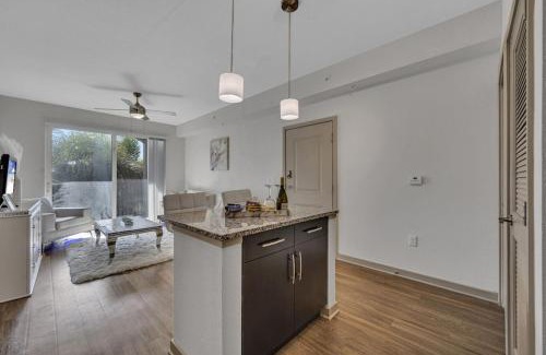 Three Lakes Apartment | Luxury one bedroom rental w pool