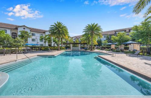 Three Lakes Apartment | Luxury one bedroom rental w pool