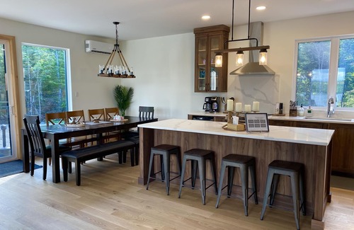 La Minerve House | Luxury Panoramic Lakefront Cottage Spa, Game Room & Beach