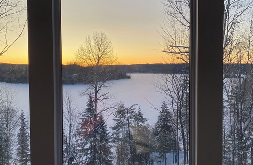 La Minerve House | Luxury Panoramic Lakefront Cottage Spa, Game Room & Beach