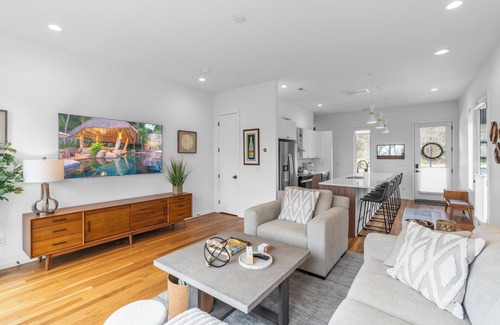 East Ridge House | Luxury Panoramic Mountain Views From This Atomic Ridge Modern Stylish Retreat.