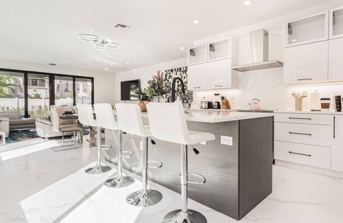 Victoria Park House | Luxury Paradise, walk to Las Olas -5 mins to Beach