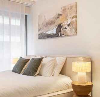 Les Eaux-Vives Apartment | Luxury Parkside Suite