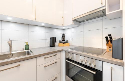 Les Eaux-Vives Apartment | Luxury Parkside Suite