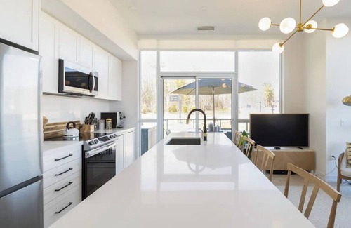 Innisfil Condo | Luxury ~ Patio ~ Hot Tub ~ Pool ~ BBQ ~ Parking ~ Friday Harbour Resort