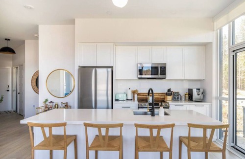 Innisfil Condo | Luxury ~ Patio ~ Hot Tub ~ Pool ~ BBQ ~ Parking ~ Friday Harbour Resort