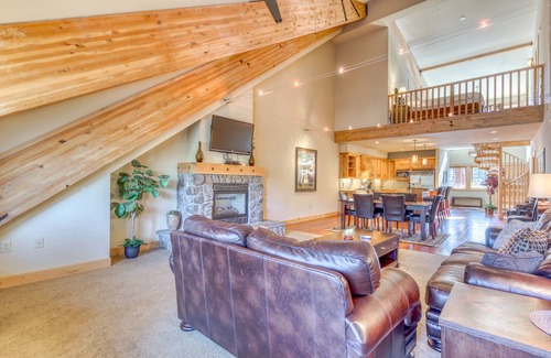 Government Camp Condo | Luxury penthouse condo w/shared pool, hot tub & great mountain views