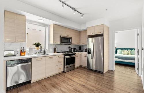 Pico Apartment | Luxury Penthouse 2-BR - with Pool & Gym Access