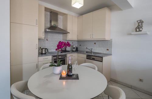 Gare Apartment | LUXURY PENTHOUSE APARTMENT WITH 3 Balconies -2 BEDROOMS -PETRUS VIEW & PARKING