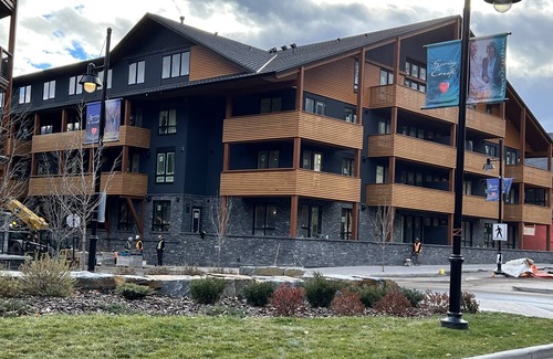 Canmore Condo | Luxury Penthouse Condo-Pet Friendly with Vaulted ceilings, best of everything