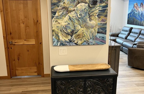 Canmore Condo | Luxury Penthouse Condo-Pet Friendly with Vaulted ceilings, best of everything