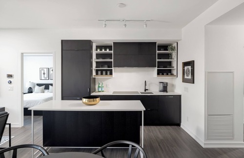 Bay Street Corridor Condo | Luxury Penthouse DT | 3 Beds | Outdoor Fire & BBQ
