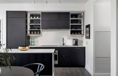 Bay Street Corridor Condo | Luxury Penthouse DT | 3 Beds | Outdoor Fire & BBQ