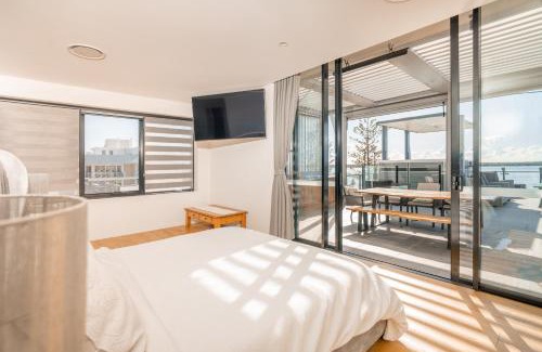 Biggera Waters Apartment | Luxury Penthouse w Hot Tub Views
