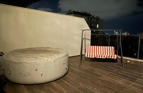 Holon Apartment | luxury penthouse with a jaccuzi, pool and parking, suka for Sukkot optional