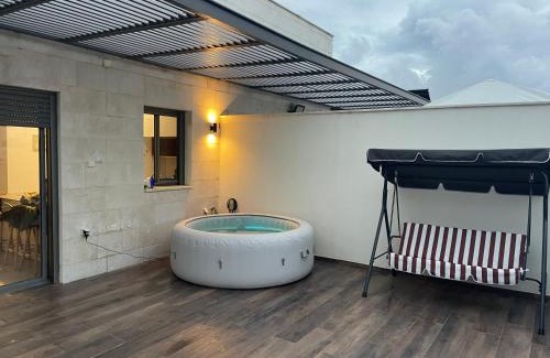 Holon Apartment | luxury penthouse with a jaccuzi, pool and parking, suka for Sukkot optional