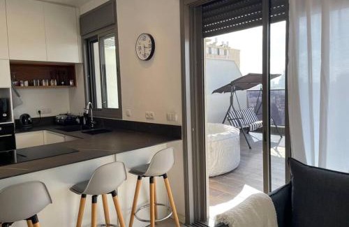 Holon Apartment | luxury penthouse with a jaccuzi, pool and parking, suka for Sukkot optional