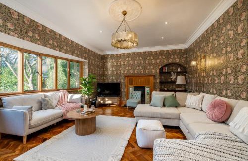 Watford Apartment | Luxury Period 7 Bed Mansion near Warner Bros
