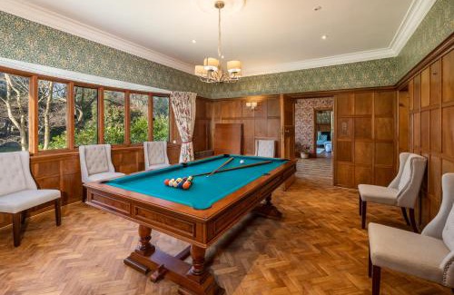 Watford Apartment | Luxury Period 7 Bed Mansion near Warner Bros