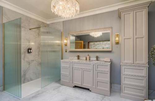 Watford Apartment | Luxury Period 7 Bed Mansion near Warner Bros