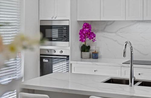 Bendigo Villa | LUXURY PET-FRIENDLY's BENDIGO ACCOMMODATION 4 BEDROOM 2 BATHROOMS ENTIRE HOME WALK TO BENDIGO CBD LAKE EASTER FESTIVAL Bendigo Regional Tennis Centre BRTC Central Deborah Gold Mine Bendigo Art Gallery Golden Dragon Museum Rosalind Park The Great Stupa