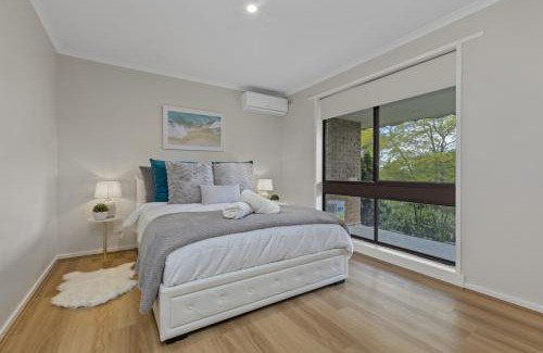 Bendigo Villa | LUXURY PET-FRIENDLY's BENDIGO ACCOMMODATION 4 BEDROOM 2 BATHROOMS ENTIRE HOME WALK TO BENDIGO CBD LAKE EASTER FESTIVAL Bendigo Regional Tennis Centre BRTC Central Deborah Gold Mine Bendigo Art Gallery Golden Dragon Museum Rosalind Park The Great Stupa