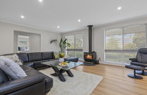 Bendigo Villa | LUXURY PET-FRIENDLY's BENDIGO ACCOMMODATION 4 BEDROOM 2 BATHROOMS ENTIRE HOME WALK TO BENDIGO CBD LAKE EASTER FESTIVAL Bendigo Regional Tennis Centre BRTC Central Deborah Gold Mine Bendigo Art Gallery Golden Dragon Museum Rosalind Park The Great Stupa