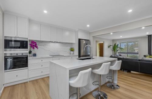 Bendigo Villa | LUXURY PET-FRIENDLY's BENDIGO ACCOMMODATION 4 BEDROOM 2 BATHROOMS ENTIRE HOME WALK TO BENDIGO CBD LAKE EASTER FESTIVAL Bendigo Regional Tennis Centre BRTC Central Deborah Gold Mine Bendigo Art Gallery Golden Dragon Museum Rosalind Park The Great Stupa