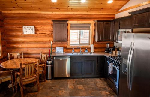 Bonners Ferry House | Luxury Pet-Friendly 1-Bedroom Log Cabin in Bonners Ferry with Full Kitchen and Wi-Fi