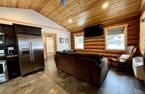 Bonners Ferry House | Luxury Pet-Friendly 1-Bedroom Log Cabin in Bonners Ferry with Full Kitchen and Wi-Fi