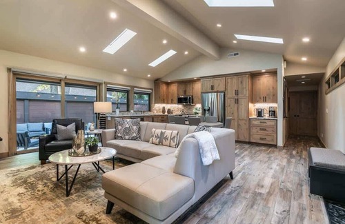 Tahoe Sierra Estates House | Luxury|Pier|Bouys|Pickleball|Walk to town