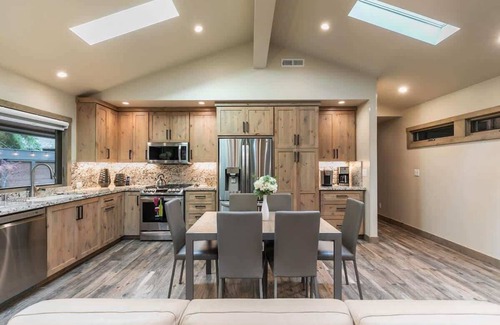 Tahoe Sierra Estates House | Luxury|Pier|Bouys|Pickleball|Walk to town