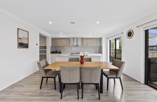 Sanctuary Lakes House | Luxury Point Cook Home 30 mins to Melb CBD!