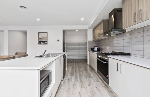 Sanctuary Lakes House | Luxury Point Cook Home 30 mins to Melb CBD!