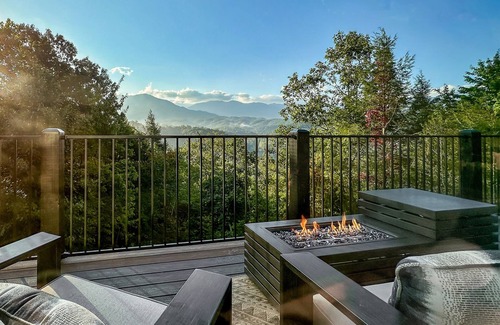 Gatlinburg - Pigeon Forge Cabin | Luxury Pool Cabin | Boho Vibes + Great Smoky Views