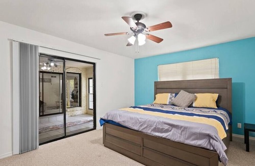 Garland House | Luxury Pool House Near Lake w Pool Table