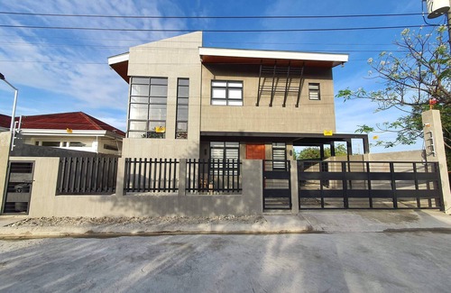Maribago House | Luxury Pool Villa near beach + Karaoke + video games + massage chair