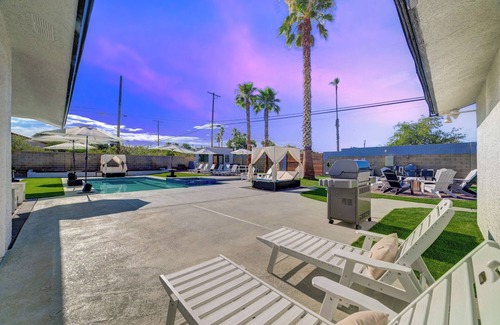 Spring Valley Villa | Luxury Poolside Cabana Retreat - Spa-Casita-GlowPits-MiniGolf-BBQ