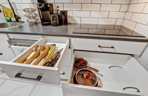 London Apartment | Luxury & private 3 bed unit kitchen wifi park mall