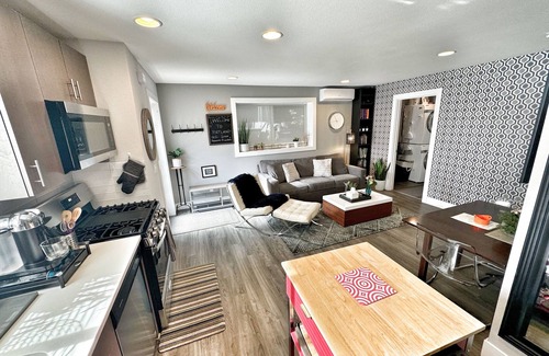 Sabin Apartment | Luxury Private Apartment - Kitchen, Washer & Dryer, Sleeps 4, Prime Location!