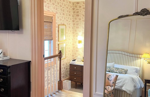 Athens Hotel | Luxury Private Suite in Boutique Historic Inn The Athenian- Downtown Location