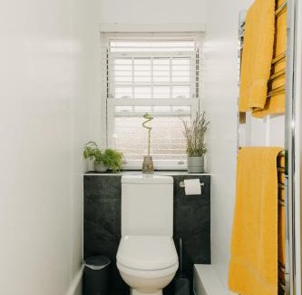 Caldicot Apartment | Luxury Private Suite-Parking, Courtyard & Wi-Fi