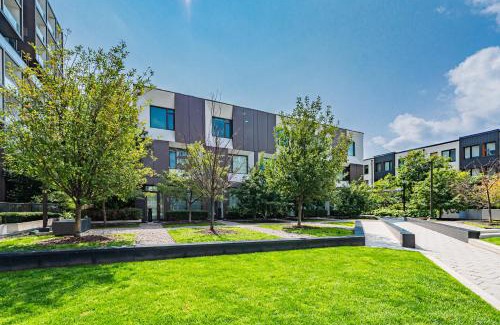 Cooksville House | Luxury Properties close to Rogers Center in Toronto Downtown Core