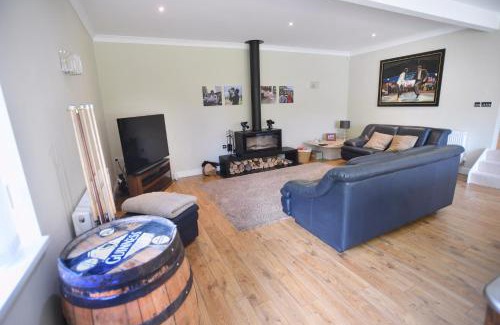 Llantrisant Villa | Luxury property - Swimming Pool, Games Room & Hot Tub