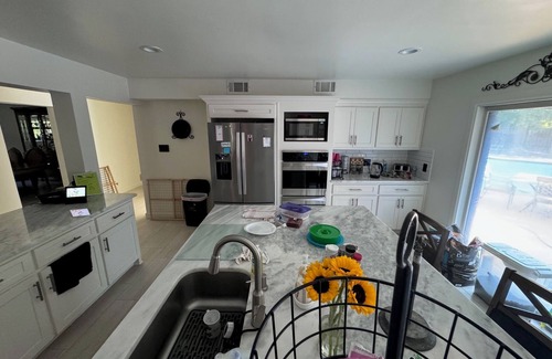 Double Oak House | Luxury property with all amenities including pool and jacuzzi.