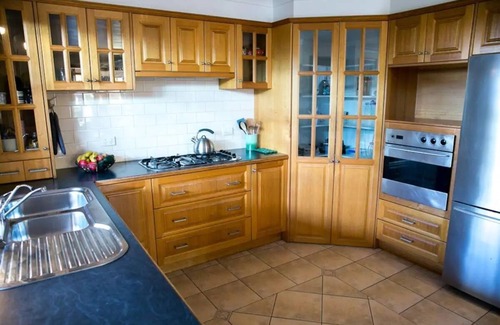 Golden Beach Cottage | Luxury Pumicestone Cottage - Beach Charm - ZA7