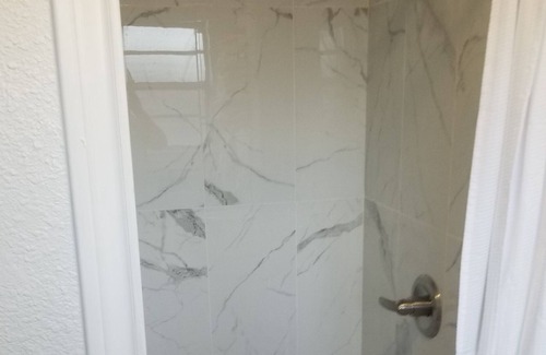 Lakeview Apartment | Luxury Queen Studio With Kitchenette Sleeps 3