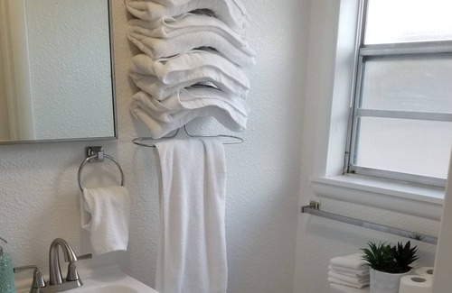 Lakeview Apartment | Luxury Queen Studio With Kitchenette Sleeps 3