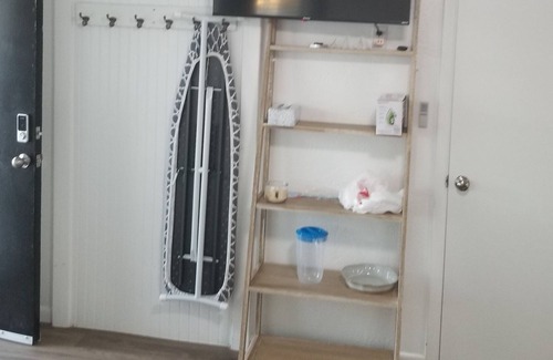 Lakeview Apartment | Luxury Queen Studio With Kitchenette Sleeps 3