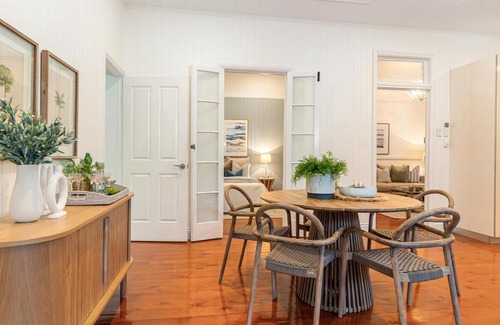 Annerley House | Luxury Queenslander Awaits! Sleeps 8, 3 car parks